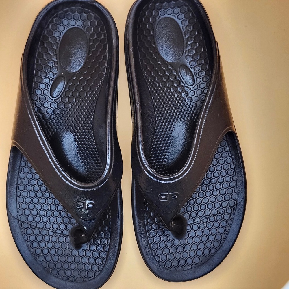 Spenco Sandals Thong Flip Flops Solid Black Comfort Recovery Size W9 M8